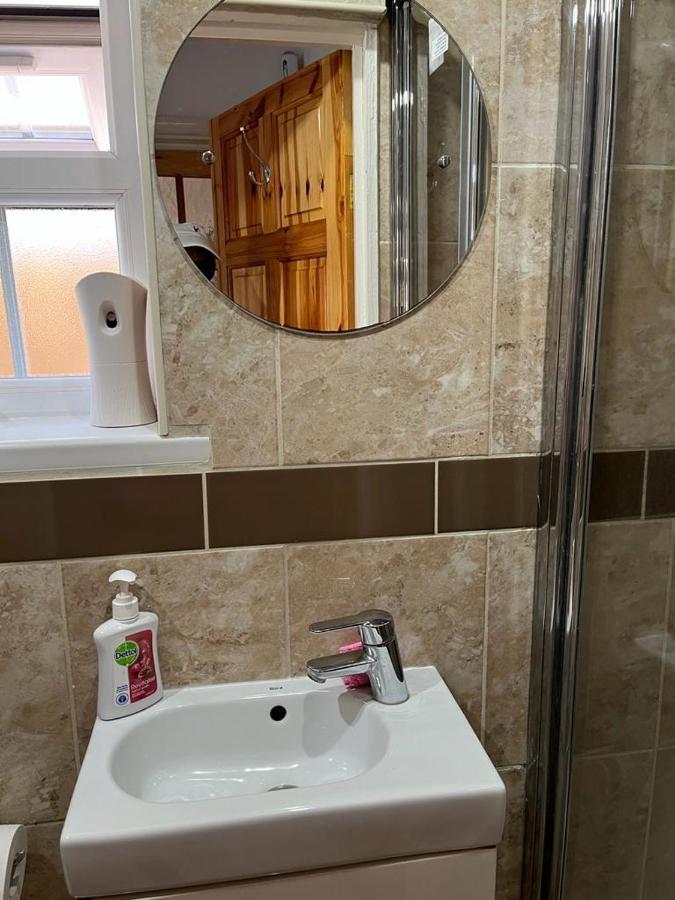 Large Double Bedroom With Free On Site Parking Kingston upon Thames  Eksteriør bilde