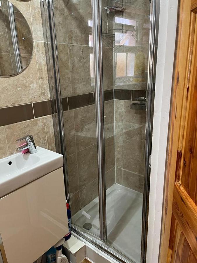 Large Double Bedroom With Free On Site Parking Kingston upon Thames  Eksteriør bilde