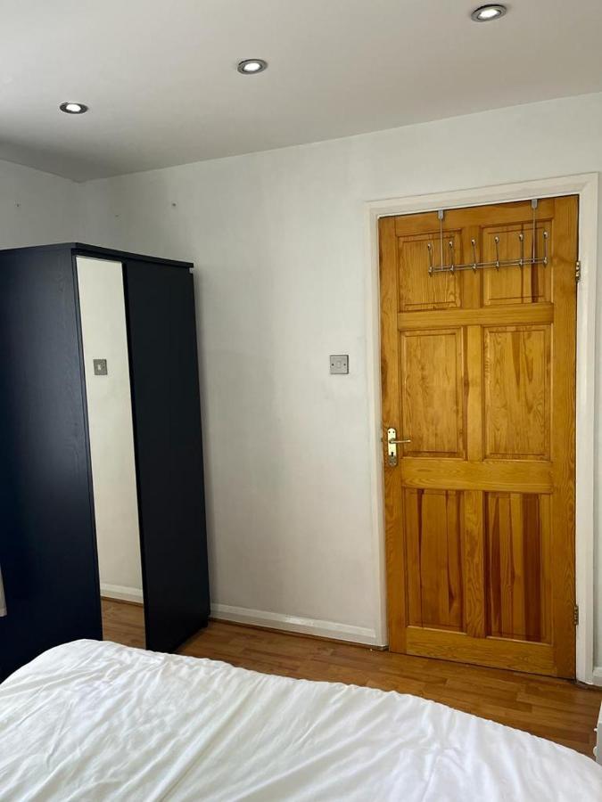 Large Double Bedroom With Free On Site Parking Kingston upon Thames  Eksteriør bilde