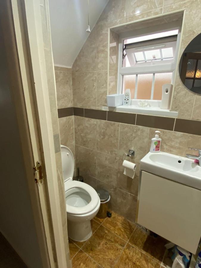 Large Double Bedroom With Free On Site Parking Kingston upon Thames  Eksteriør bilde