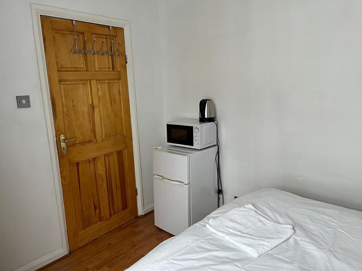 Large Double Bedroom With Free On Site Parking Kingston upon Thames  Eksteriør bilde
