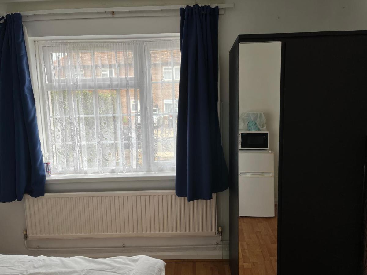 Large Double Bedroom With Free On Site Parking Kingston upon Thames  Eksteriør bilde